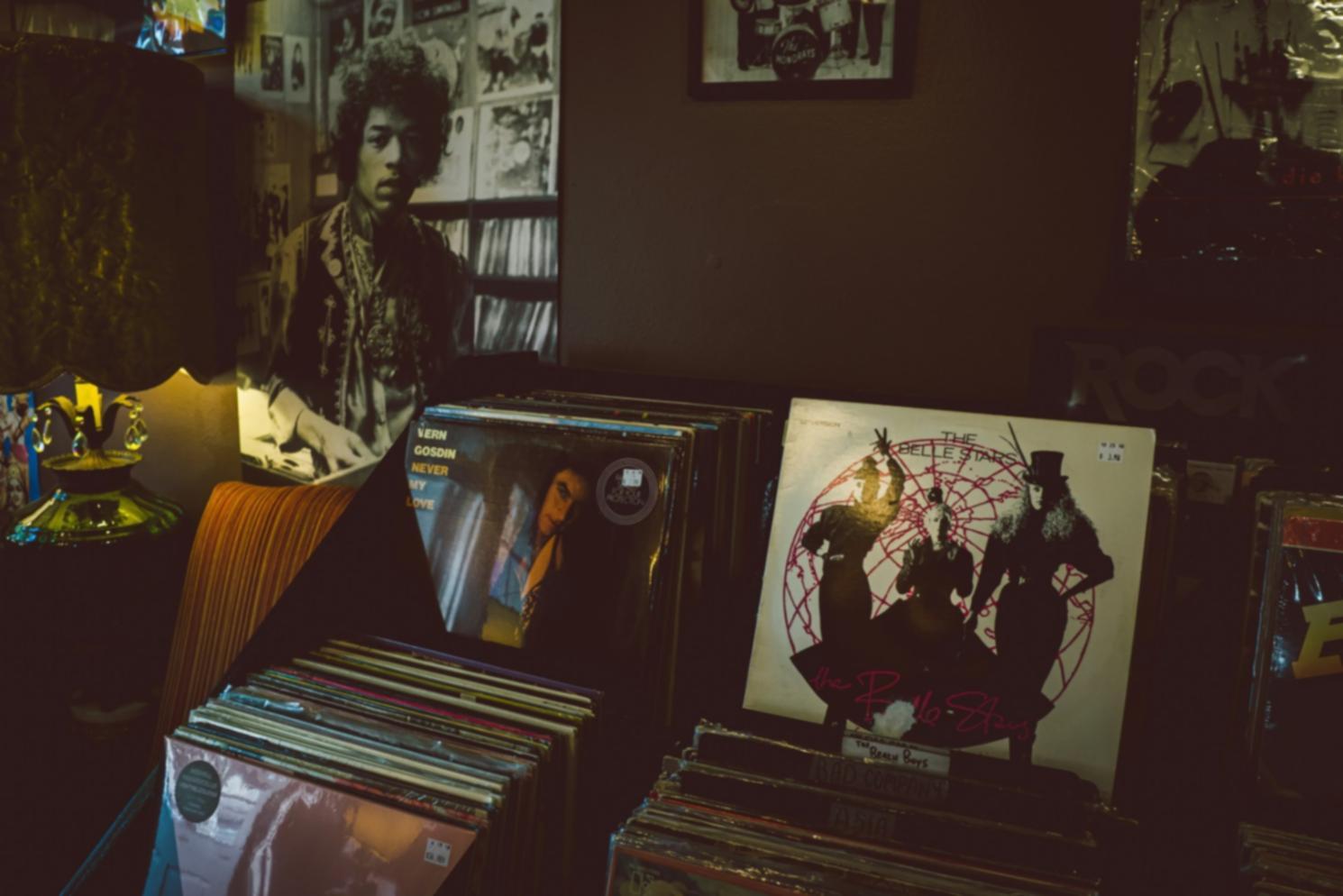 Музыкальная студия с оборудованием для создания композиций